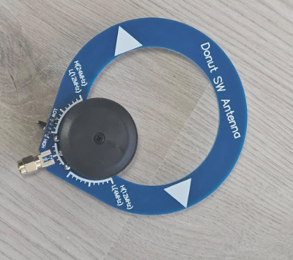 a tiny loop antenna maybe 15cm in diameter made on a PCB.